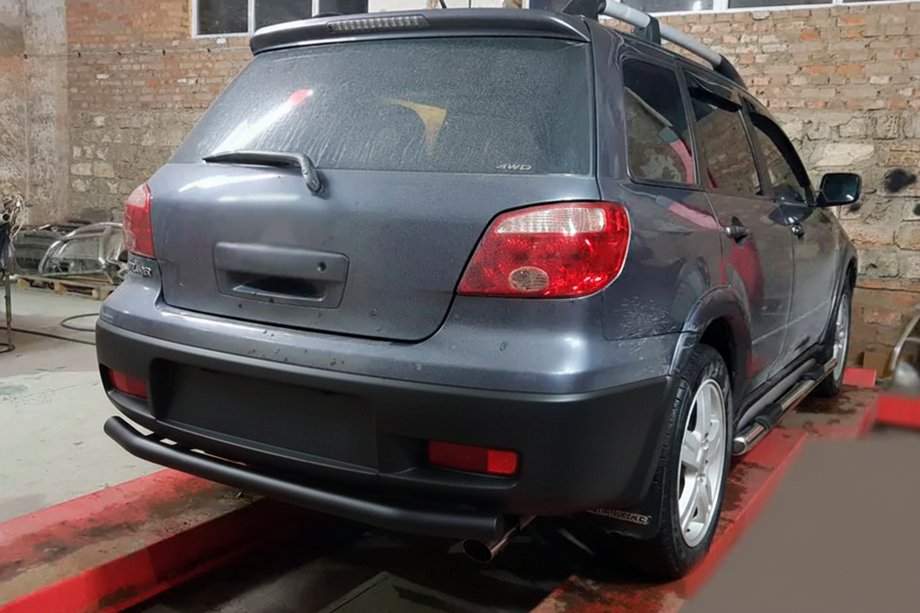 Mitsubishi Outlander 2001-2006 рр. Задня дуга AK002/2 Black (нерж) Фото 1