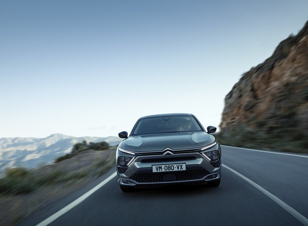 Огляд Citroën C5 X Hybrid: комфортний крос-ліфтбек з м'яким гібридом