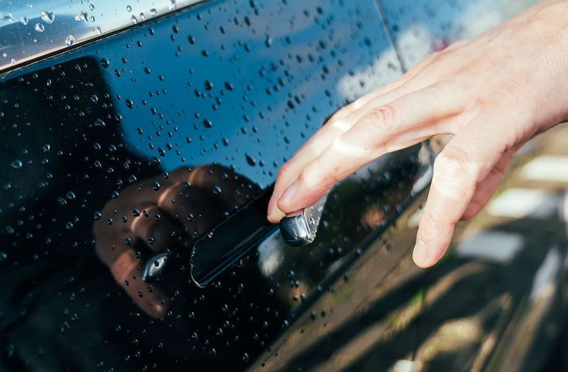Чому авто б'є током: причини та прості способи захисту