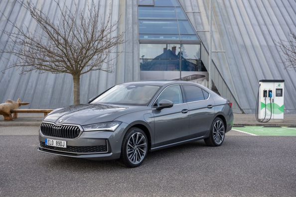 Skoda Superb iV: огляд гібридної модифікації 2026 року