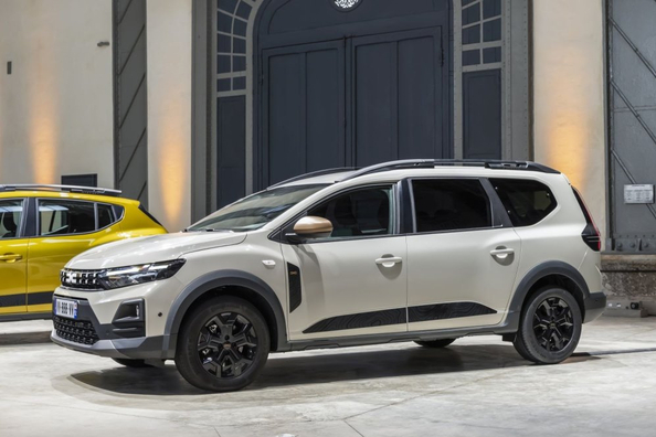 Огляд Dacia Jogger (2025): бюджетний семимісний універсал