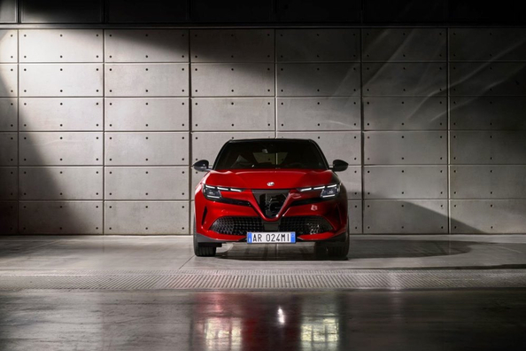 Огляд Alfa Romeo Junior (2025): гібрид і електрокросовер в одному авто Фото 1