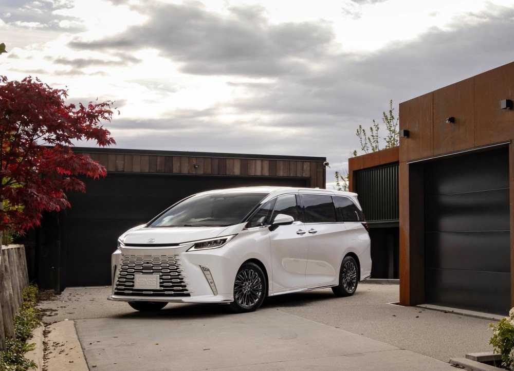 Lexus LM 500h: розкішний гібридний мінівен для VIP-перевезень