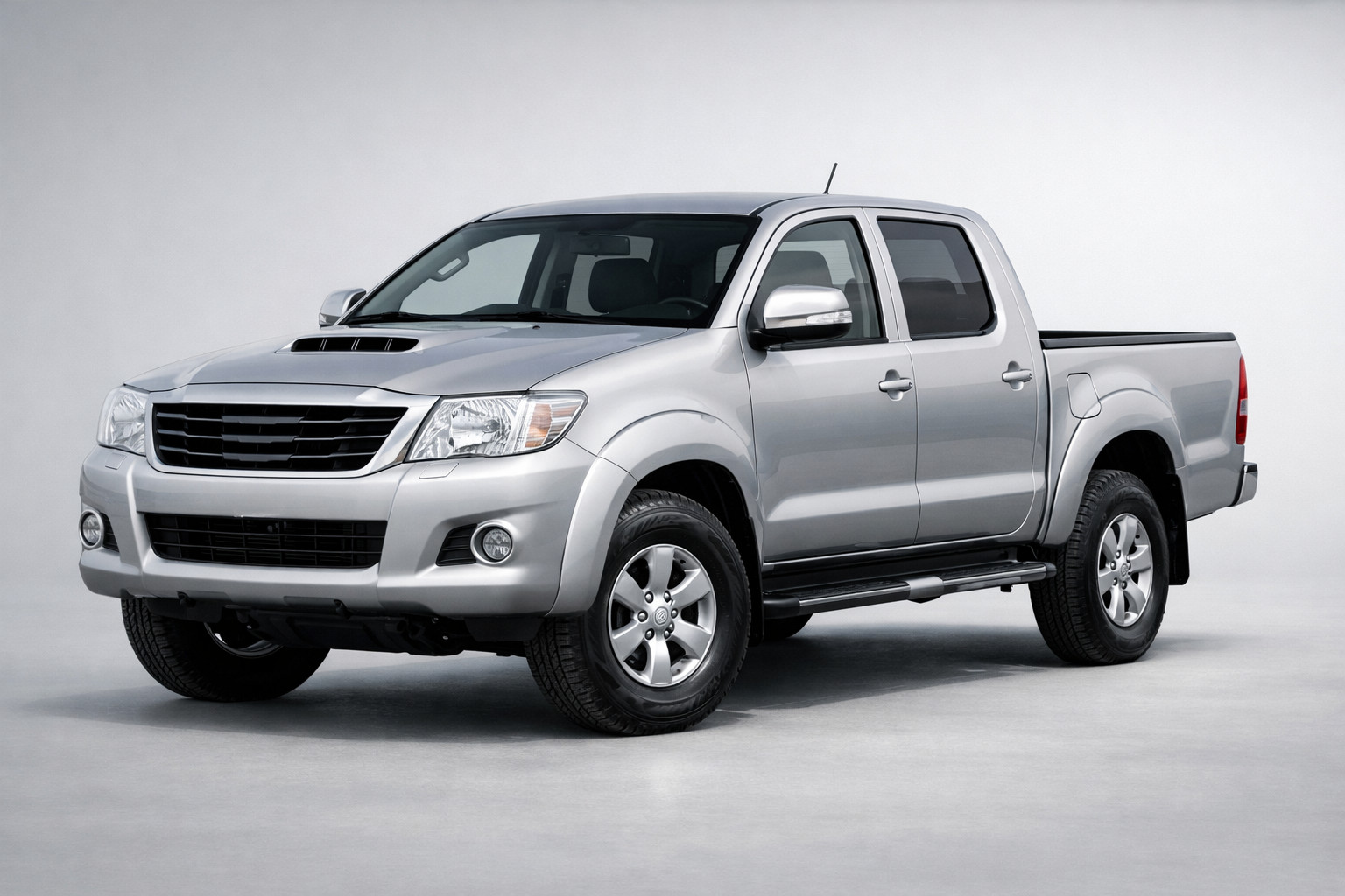 Огляд Toyota Hilux 2006-2015: робочий пікап чи вже застарілий формат