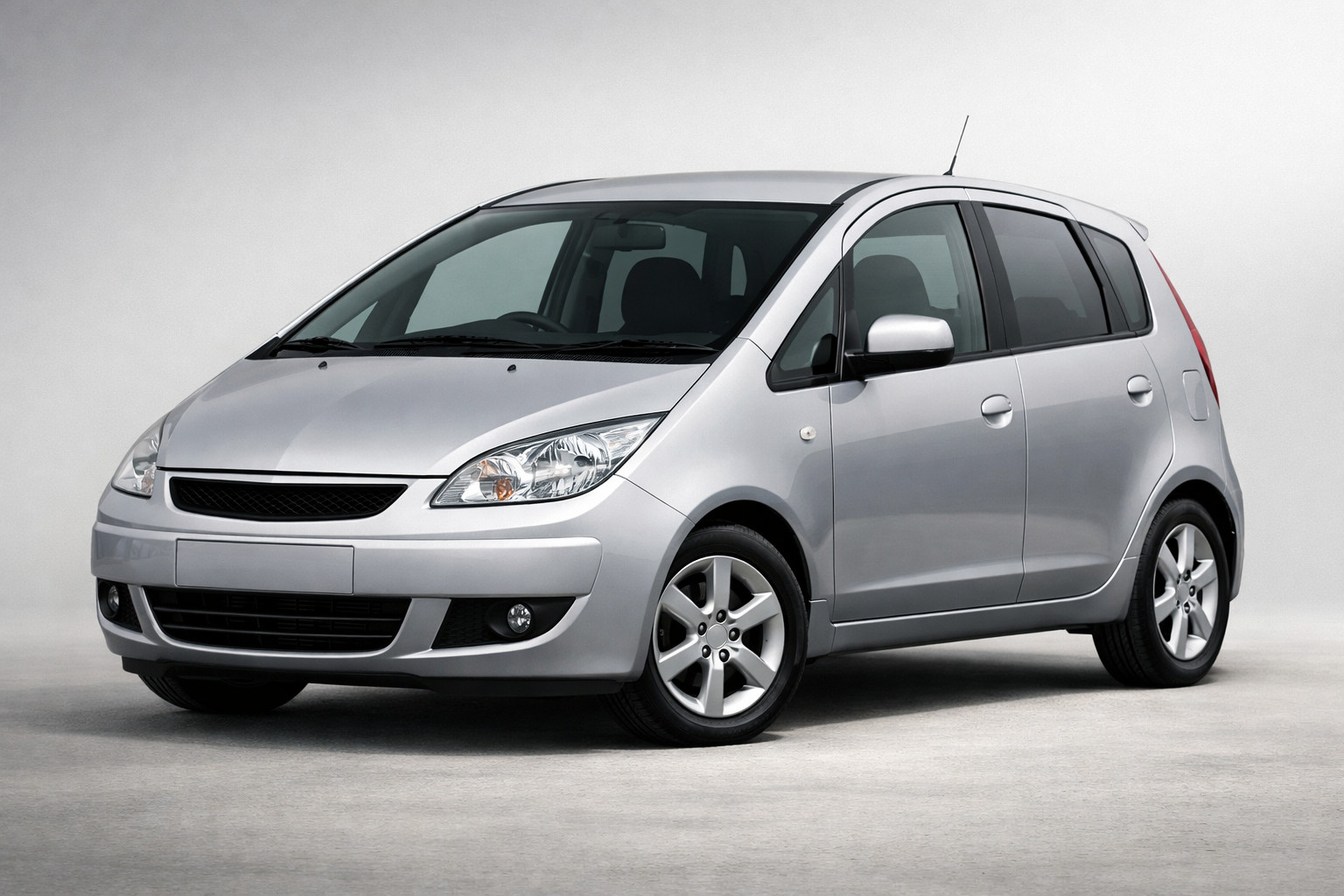 Огляд Mitsubishi Colt 2004-2012: компактне міське авто з простим характером