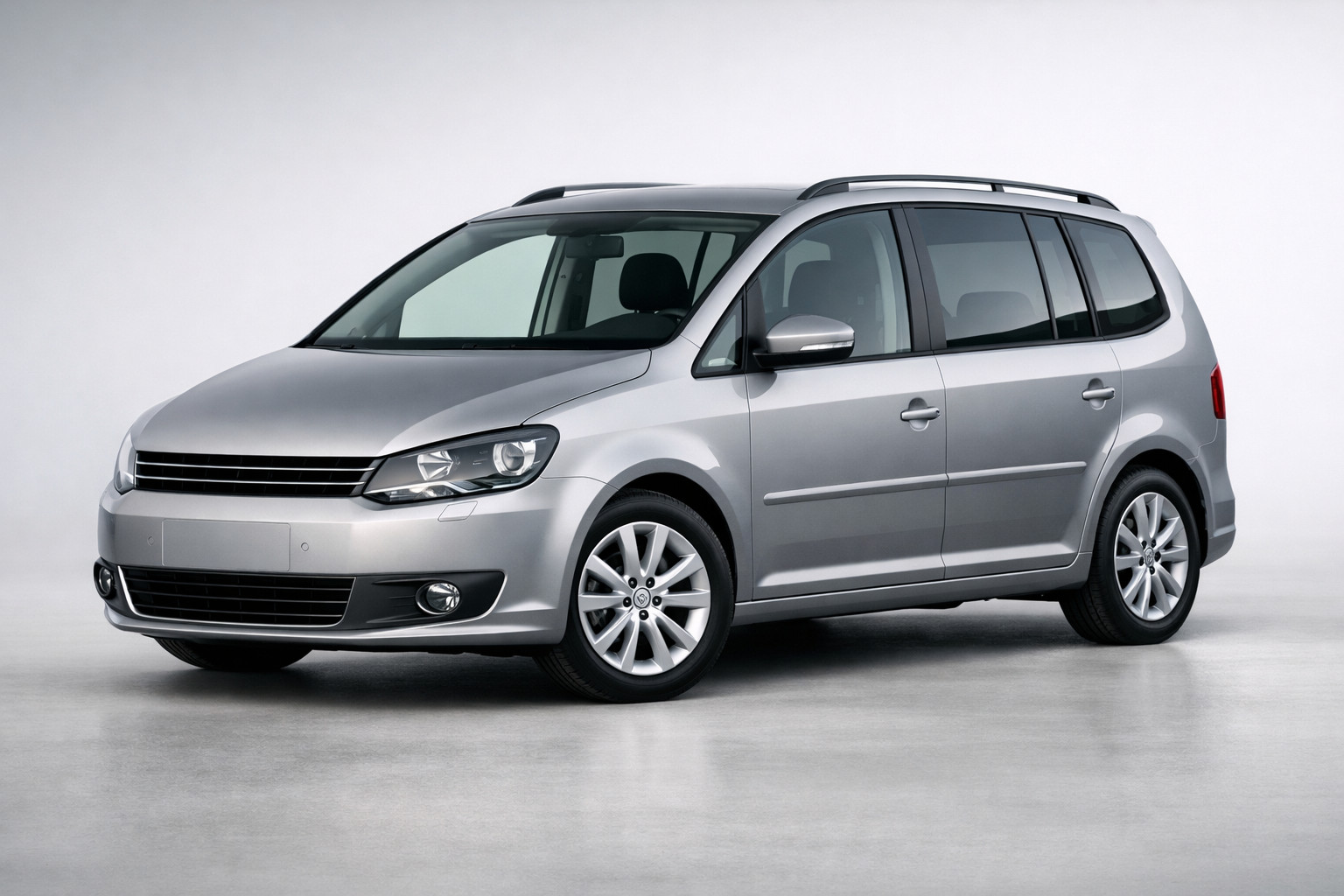 Огляд Volkswagen Touran 2010-2015: практичний сімейний мінівен