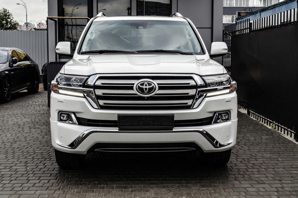 Скільки реально коштує повний рестайлінг Toyota Land Cruiser 200: деталі, фарбування, установка, доповнення