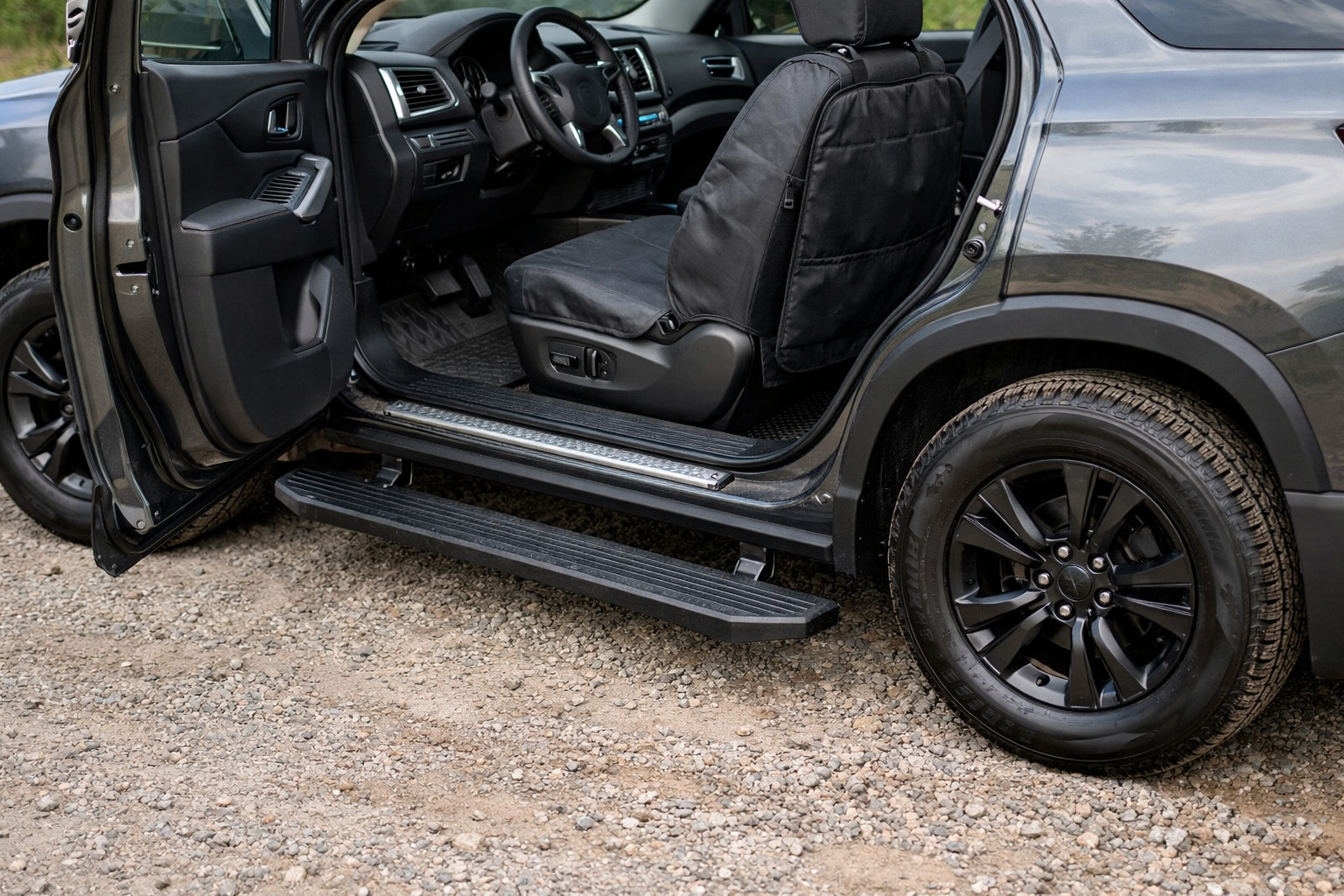 Що поставити на високий SUV, щоб менше мучитися з посадкою і брудним одягом
