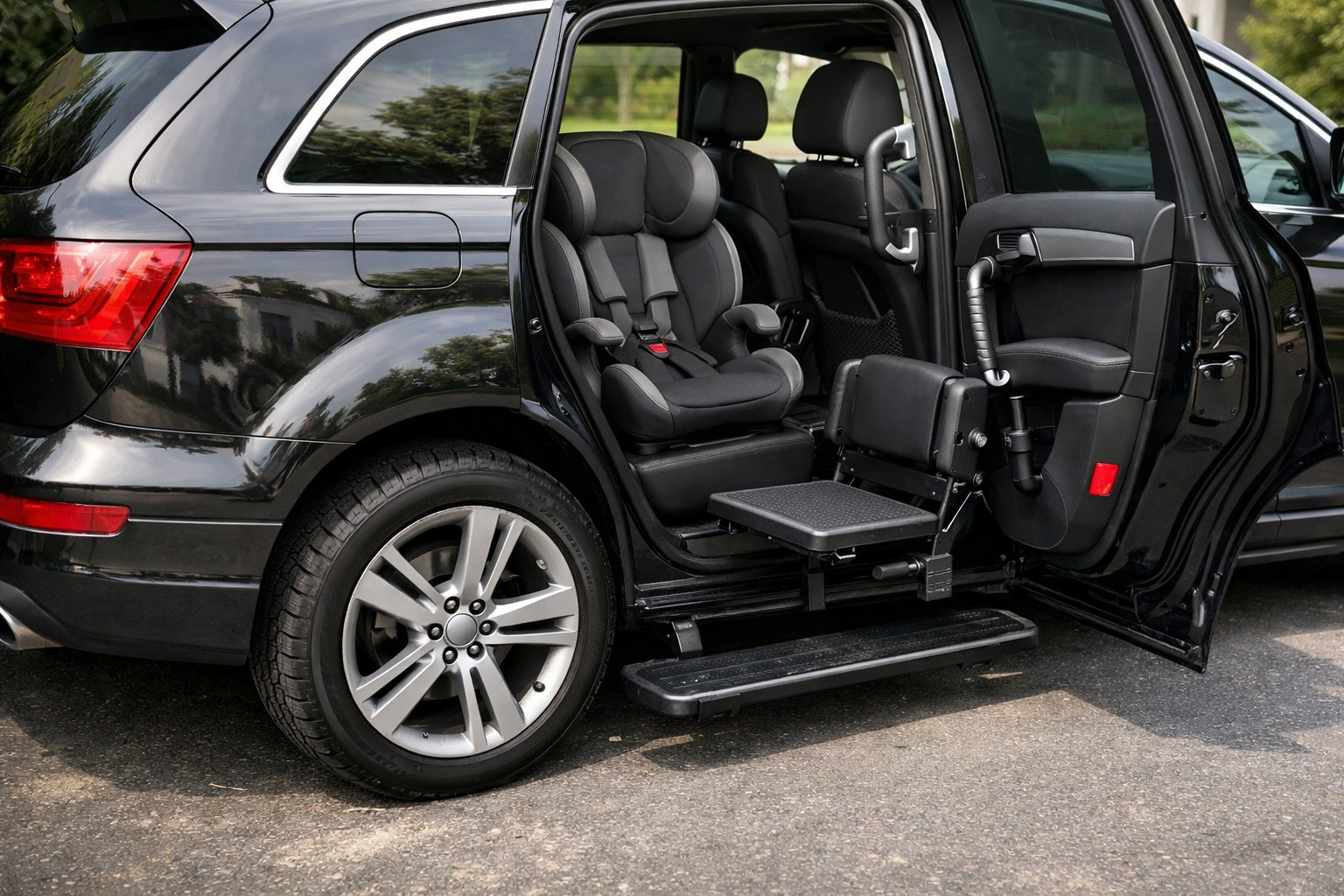 Що поставити на Audi Q7 2005-2015 для зручної посадки дітей і старших пасажирів