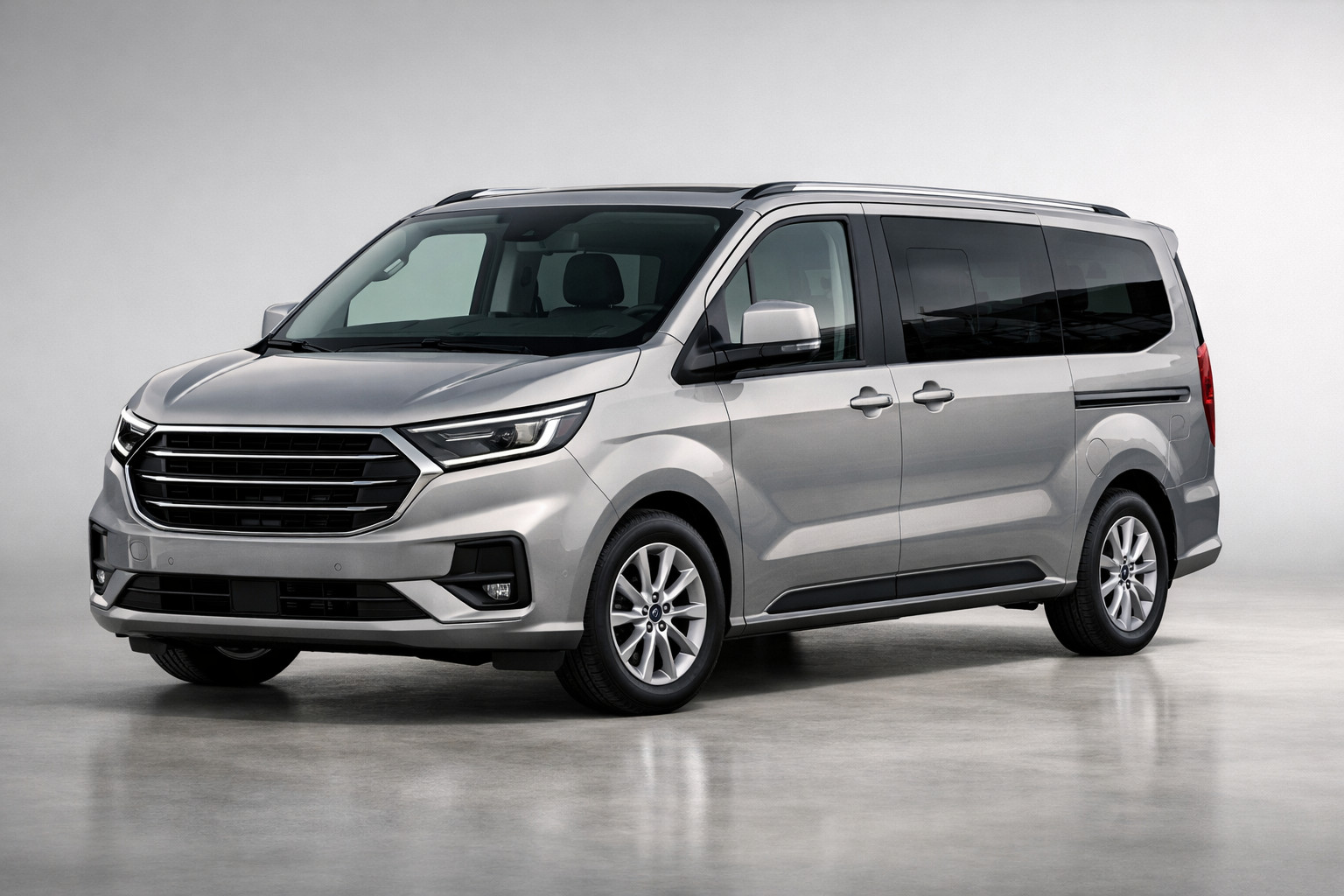 Огляд Ford Tourneo Custom 2024: сучасний мінівен для бізнесу і сім’ї