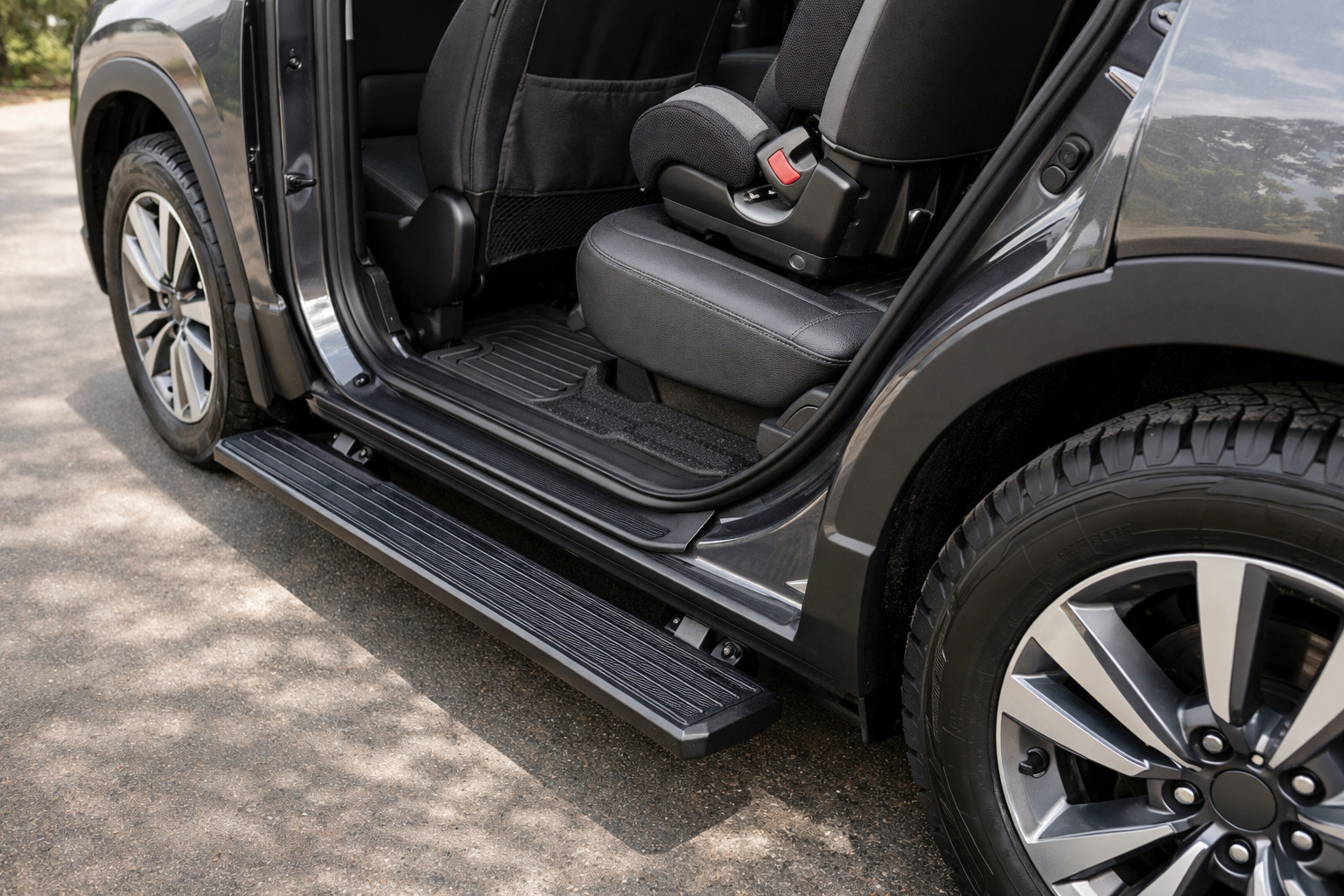 Пакет доробок для сімейного SUV, щоб легше сідати і менше бруднити пороги