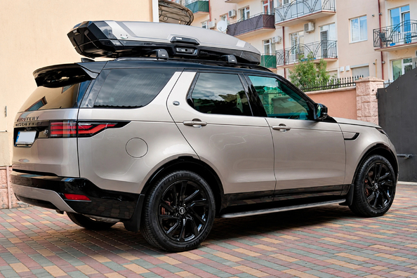 Тюнінг Land Rover Discovery V: встановлення бокових порогів для зручності та захисту