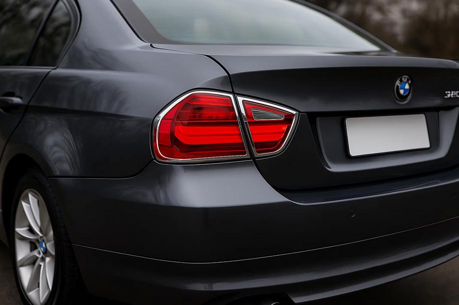 BMW 3 серія E90/E91 2005-2011 рр. Накладки на стопи (2 шт., пласт) Image