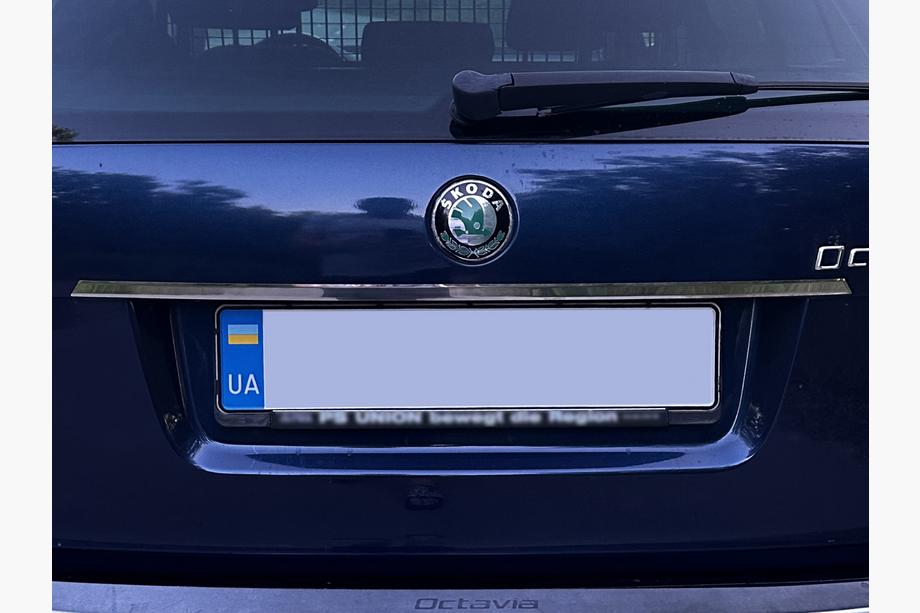 Skoda Octavia II A5 2010-2013 рр. Хром планка над номером Carmos (нерж.) Image