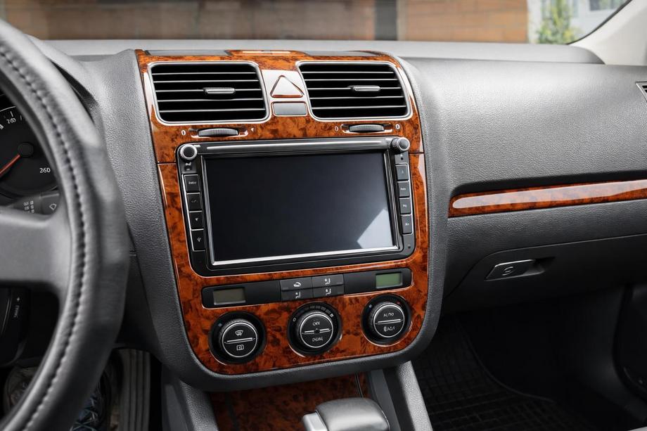 Volkswagen Jetta 2006-2011 рр. Накладки на панель Карбон Фото 1