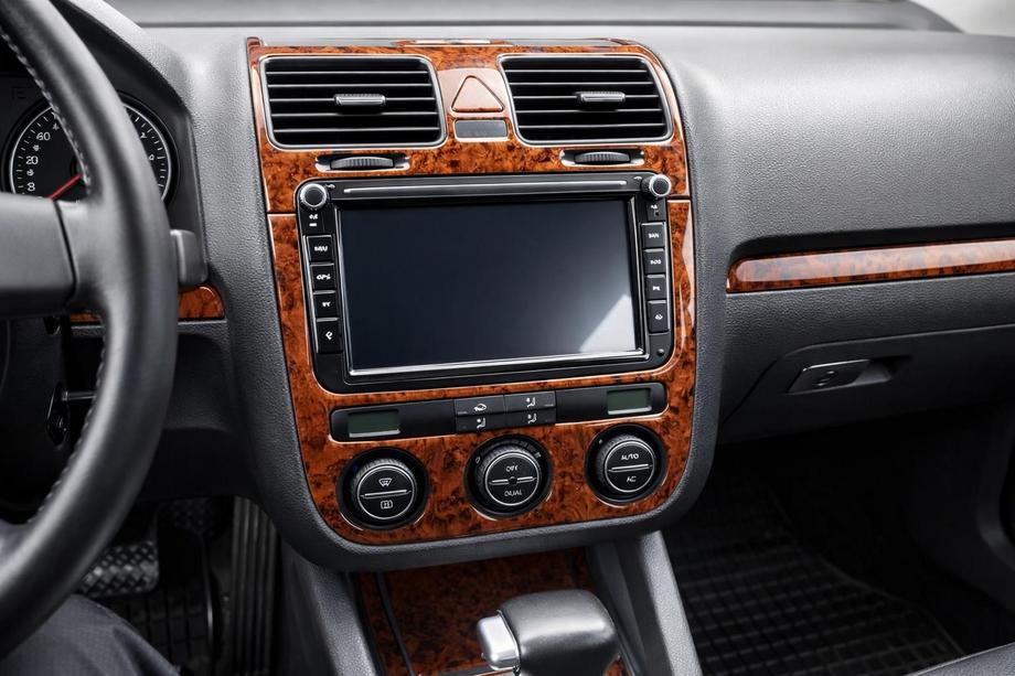 Volkswagen Jetta 2006-2011 рр. Накладки на панель Карбон Фото 17