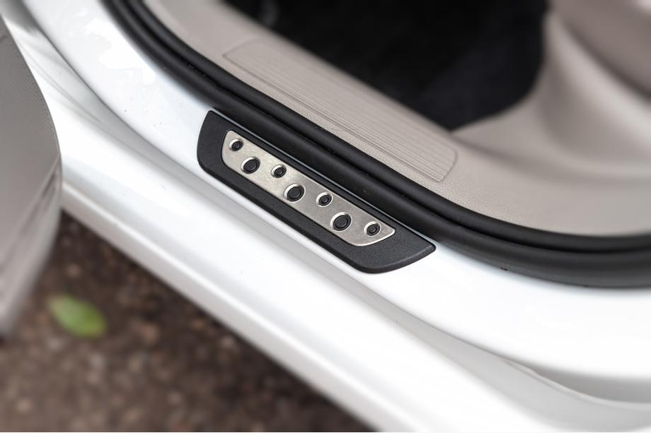 Volkswagen Golf 7/E-Golf 2012-2020 рр. Накладки на пороги Flexill Dotline (4 шт, нерж) Фото 3