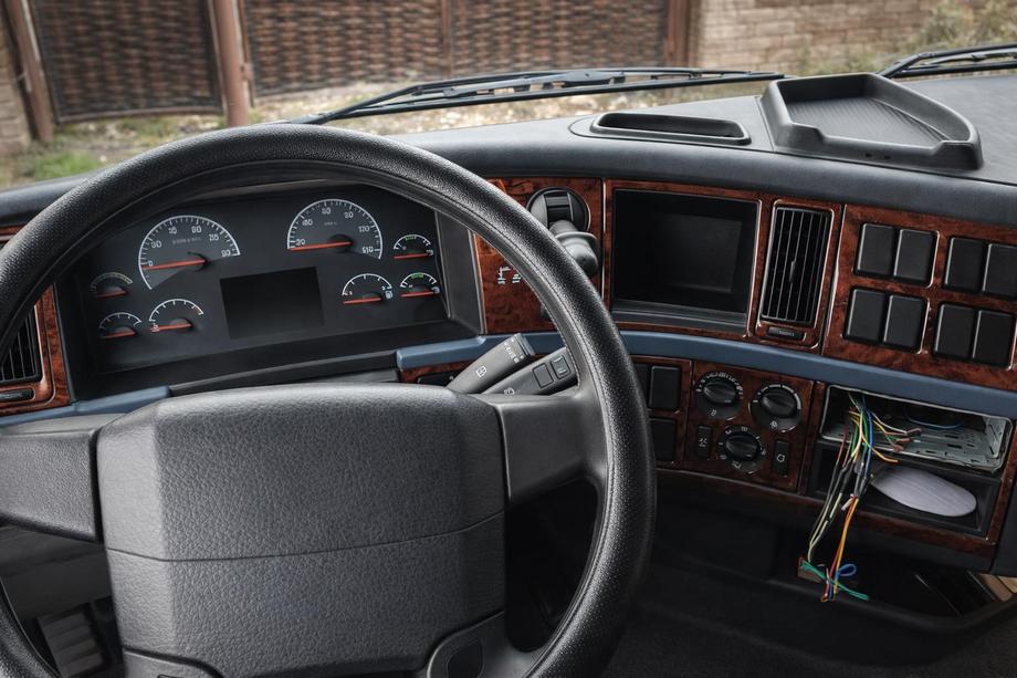 Volvo FH 1993-2012 рр. Накладки на панель 2002-2008 (під дерево) Фото 1