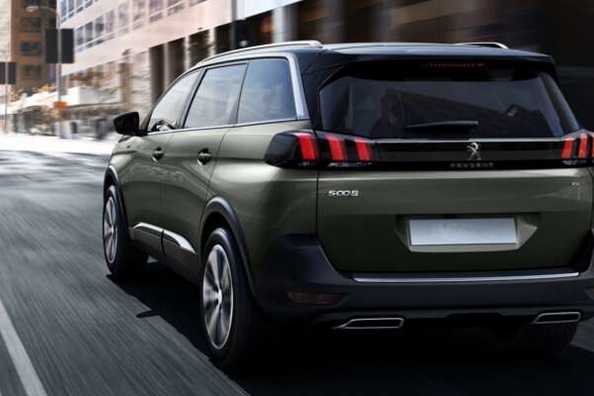 Французький стиль в кросовері Peugeot 5008 2017 року Фото 2