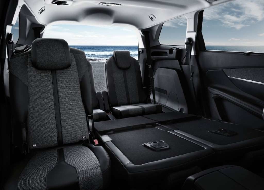 Французький стиль в кросовері Peugeot 5008 2017 року