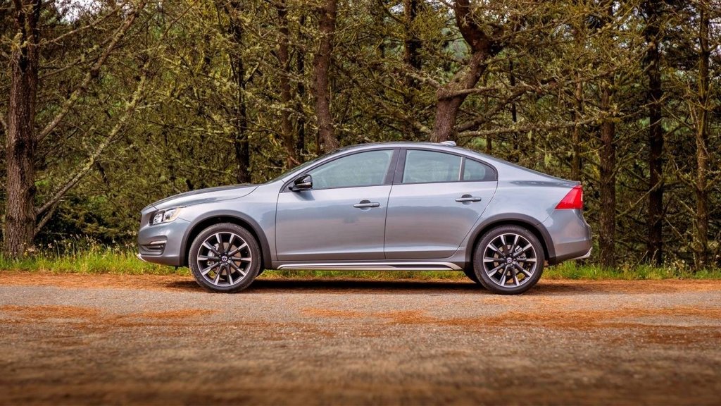 Шведський седан Volvo S60 Cross Country підвищеної прохідності