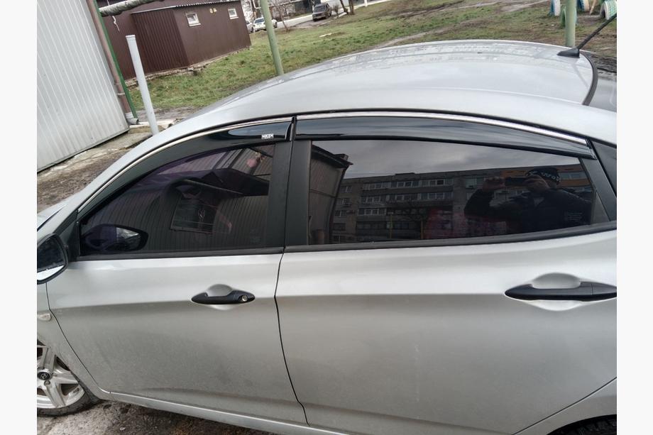 Hyundai Accent 2011-2017 рр. Вітровики з хромованим молдингом SD (4 шт, Niken) Image