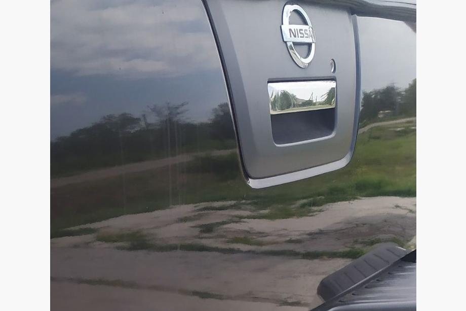 Nissan Navara 2006-2015 рр. Накладка на ручку багажника (нерж) Фото 2