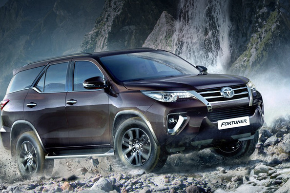 Огляд 7-місцевого позашляховика Toyota Fortuner Фото 1