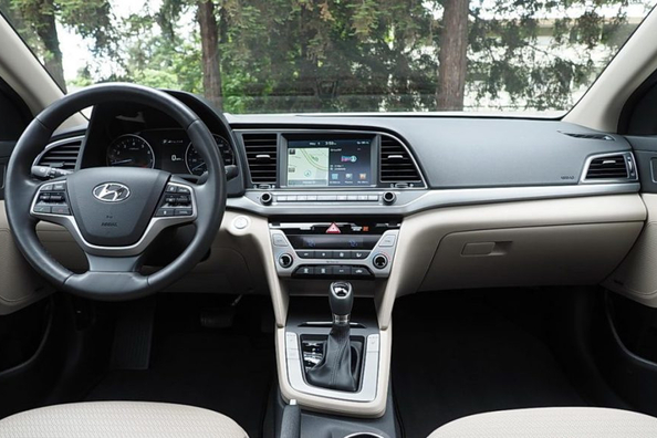 Огляд седана Hyundai Elantra шостого покоління Фото 5