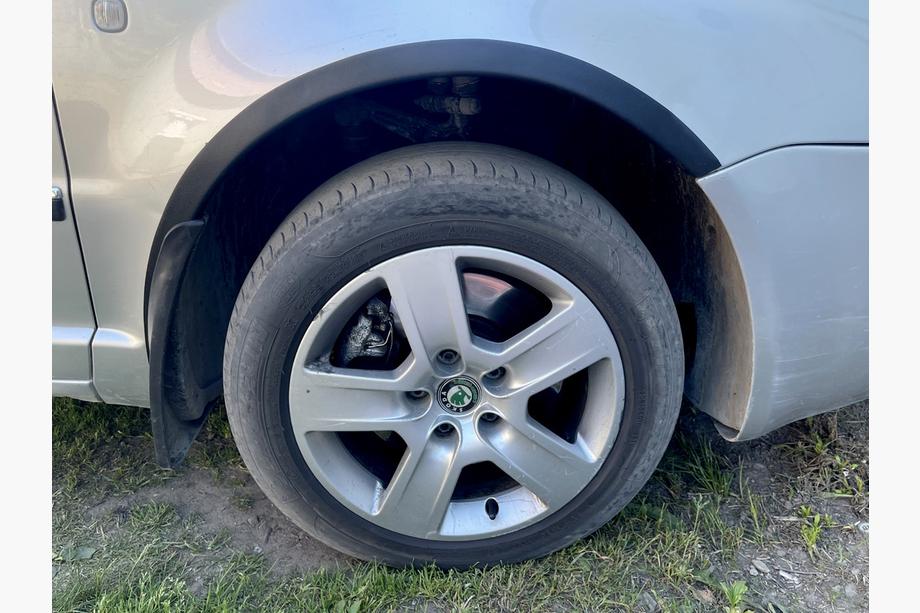 Skoda Superb 2001-2009 рр. Накладки на арки (4 шт, чорні) Фото 5