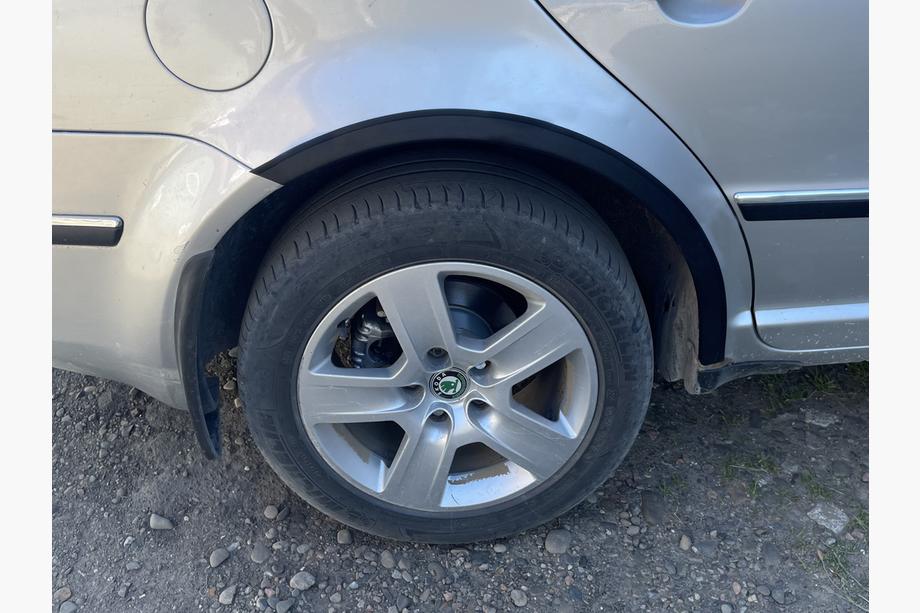 Skoda Superb 2001-2009 рр. Накладки на арки (4 шт, чорні) Фото 6
