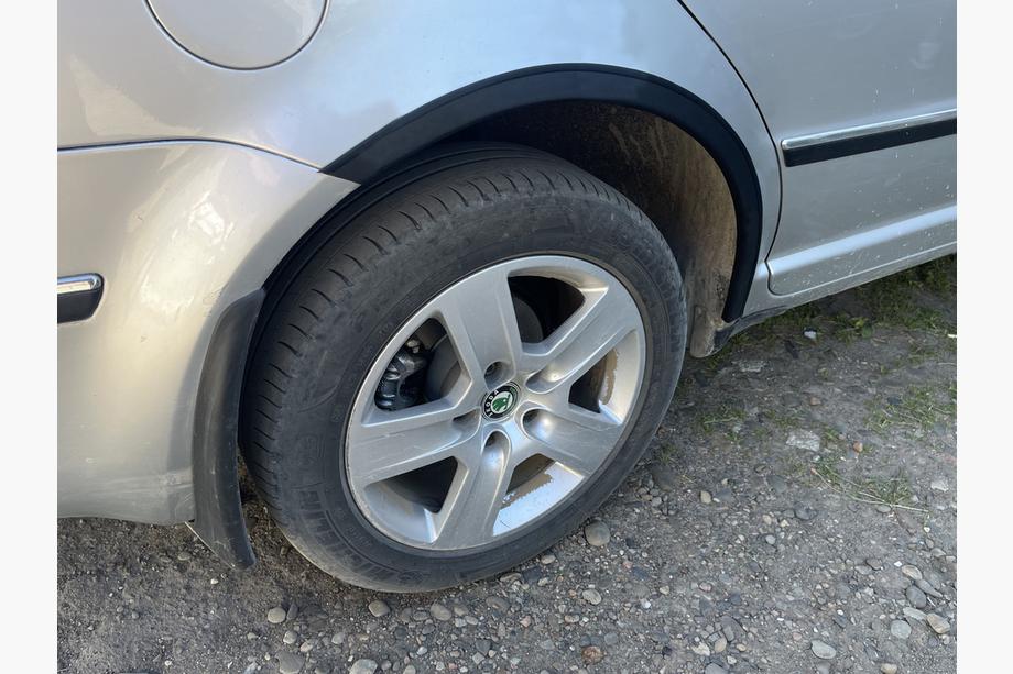 Skoda Superb 2001-2009 рр. Накладки на арки (4 шт, чорні) Фото 7