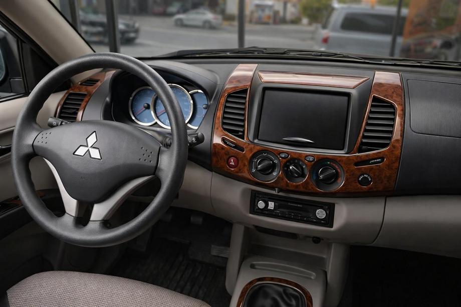 Mitsubishi L200 2006-2015 рр. Накладки на панель (13 деталей) Image