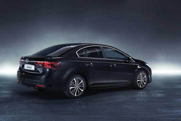 Огляд оновленого седана Toyota Avensis Фото 3