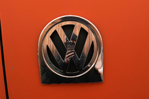 Volkswagen Caddy 2004-2010 рр. Обведення заднього логотипу (нерж) фото 1