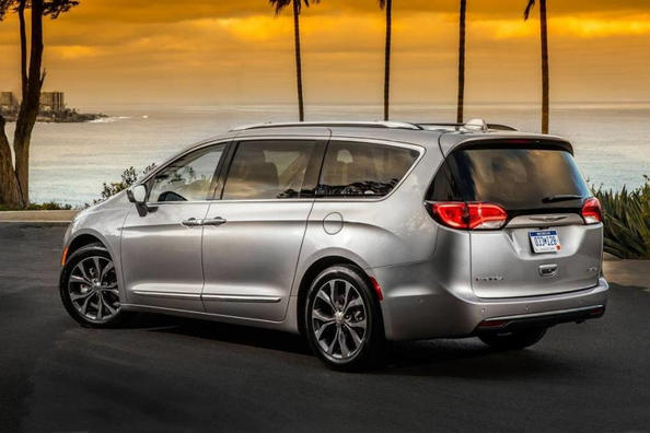 Огляд мінівена Chrysler Pacifica