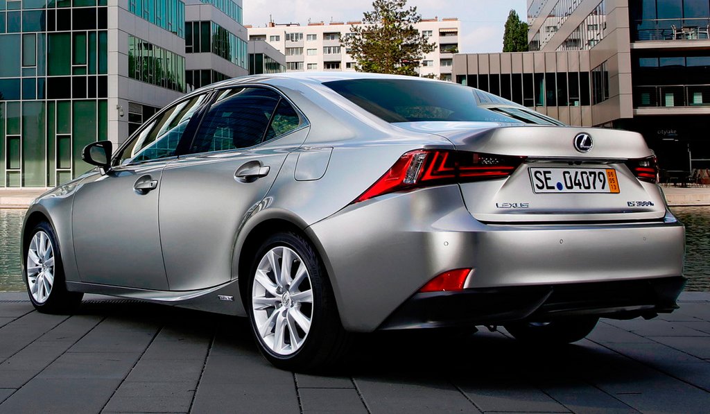 Оновлений седан Lexus IS