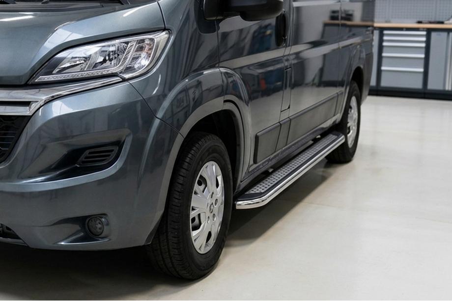Fiat Ducato 2006-2025 рр. Бокові пороги Maydos V2 (2 шт., алюміній ↗ нерж) Коротка база Фото 1