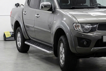 Mitsubishi L200 2015-2024 рр. Бокові пороги Maydos V1 (2 шт., алюміній ↗ нерж) фото 1