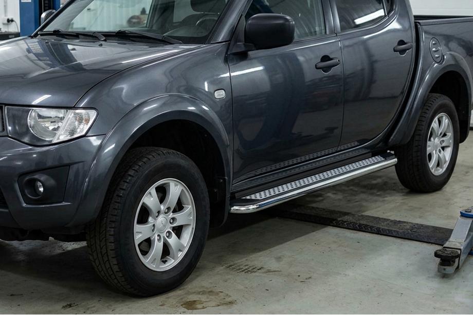 Fiat Fullback 2016- рр. Бокові пороги Maydos V2 (2 шт., алюміній ↗ нерж) Image