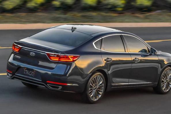 Седан Kia Cadenza: солідність, комфорт та преміальну якість Фото 7