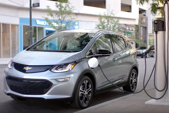 Огляд електричного хетчбека Chevrolet Bolt EV