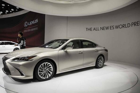 Седан сьомого покоління Lexus ES
