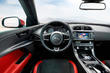 Огляд седана Jaguar XE фото 5