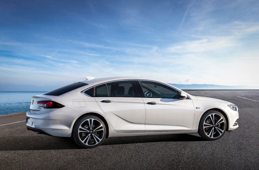 Огляд лифтбека Opel Insignia