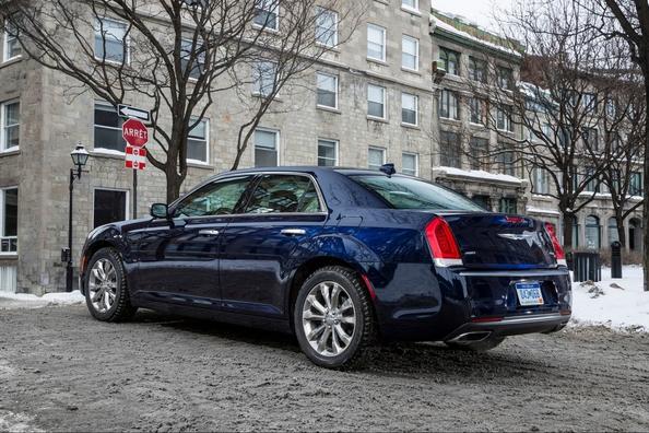 Огляд седана Chrysler 300 другого покоління Фото 8