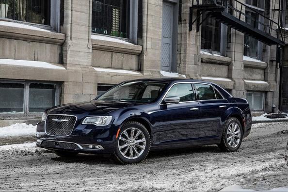 Огляд седана Chrysler 300 другого покоління Фото 7