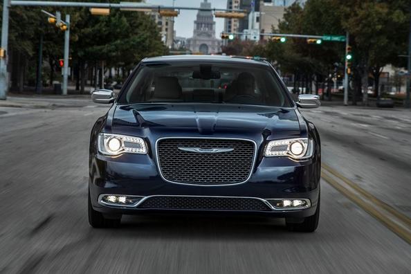 Огляд седана Chrysler 300 другого покоління Фото 6
