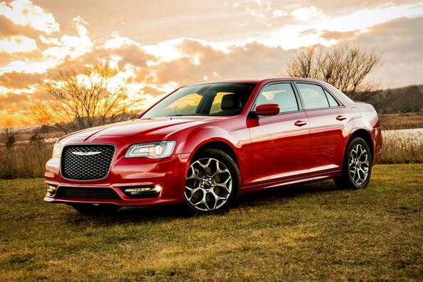Огляд седана Chrysler 300 другого покоління Фото 1