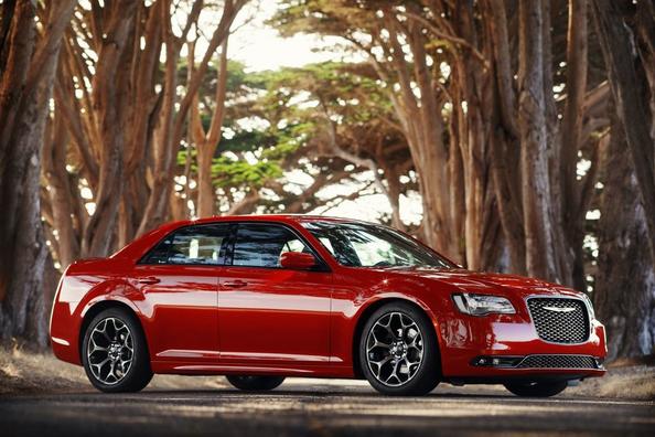Огляд седана Chrysler 300 другого покоління Фото 2